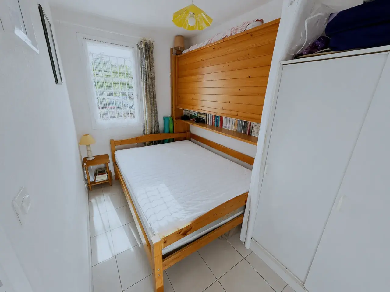Chambre avec lit double de l'appartement à Bormes-les-Mimosas