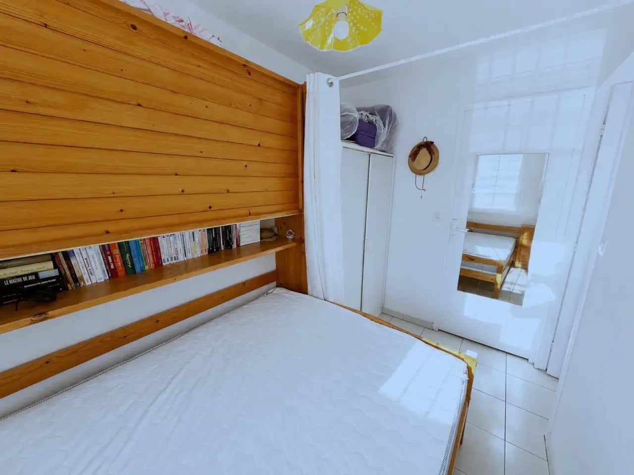 Chambre de l'appartement à Bormes-les-Mimosas avec rangements et coin lecture