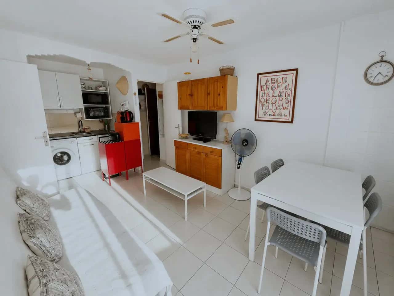 Coin cuisine équipé de l'appartement à Bormes-les-Mimosas : plaques, micro-ondes, lave-linge et coin repas