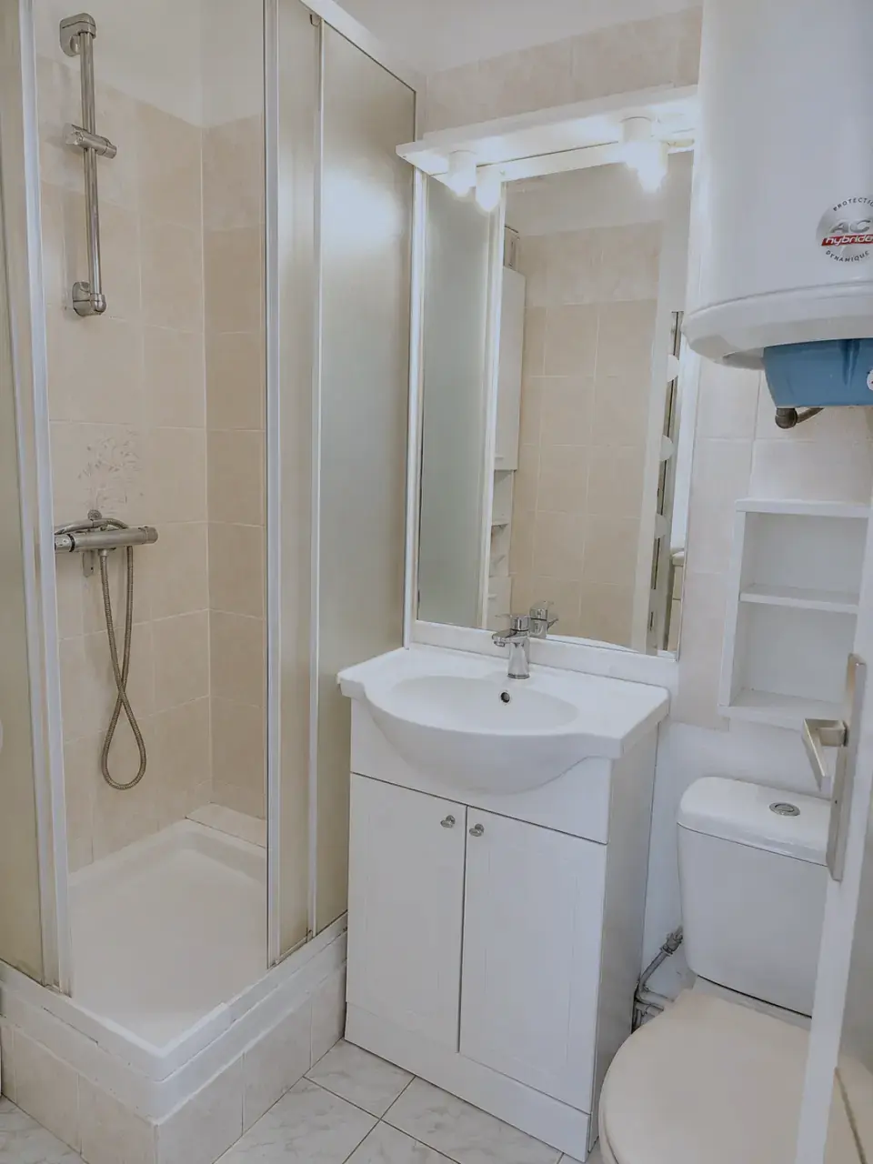 Salle d'eau de l'appartement à Bormes-les-Mimosas : cabine de douche, vasque et WC