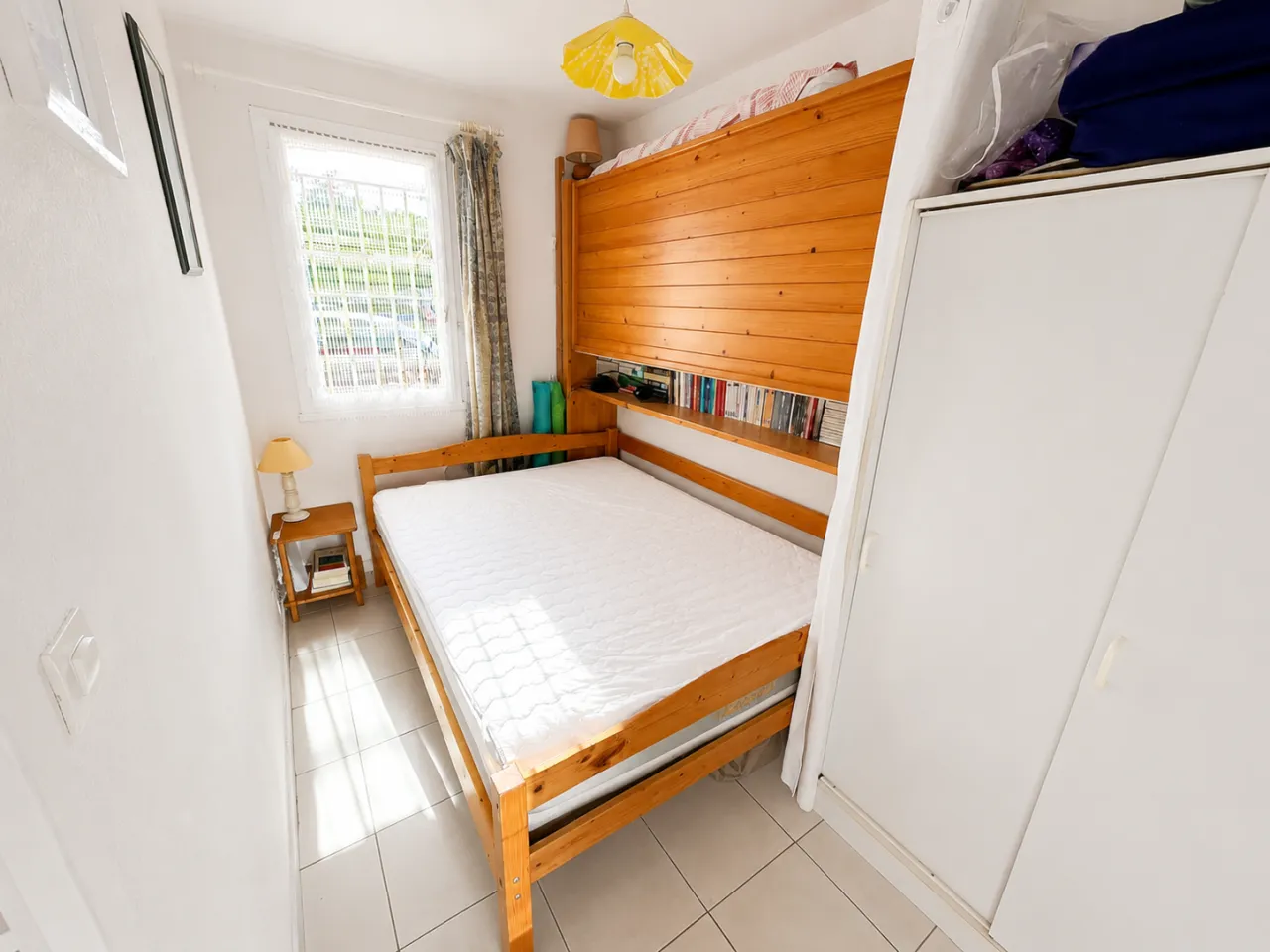 Chambre avec lit double de l'appartement à Bormes-les-Mimosas