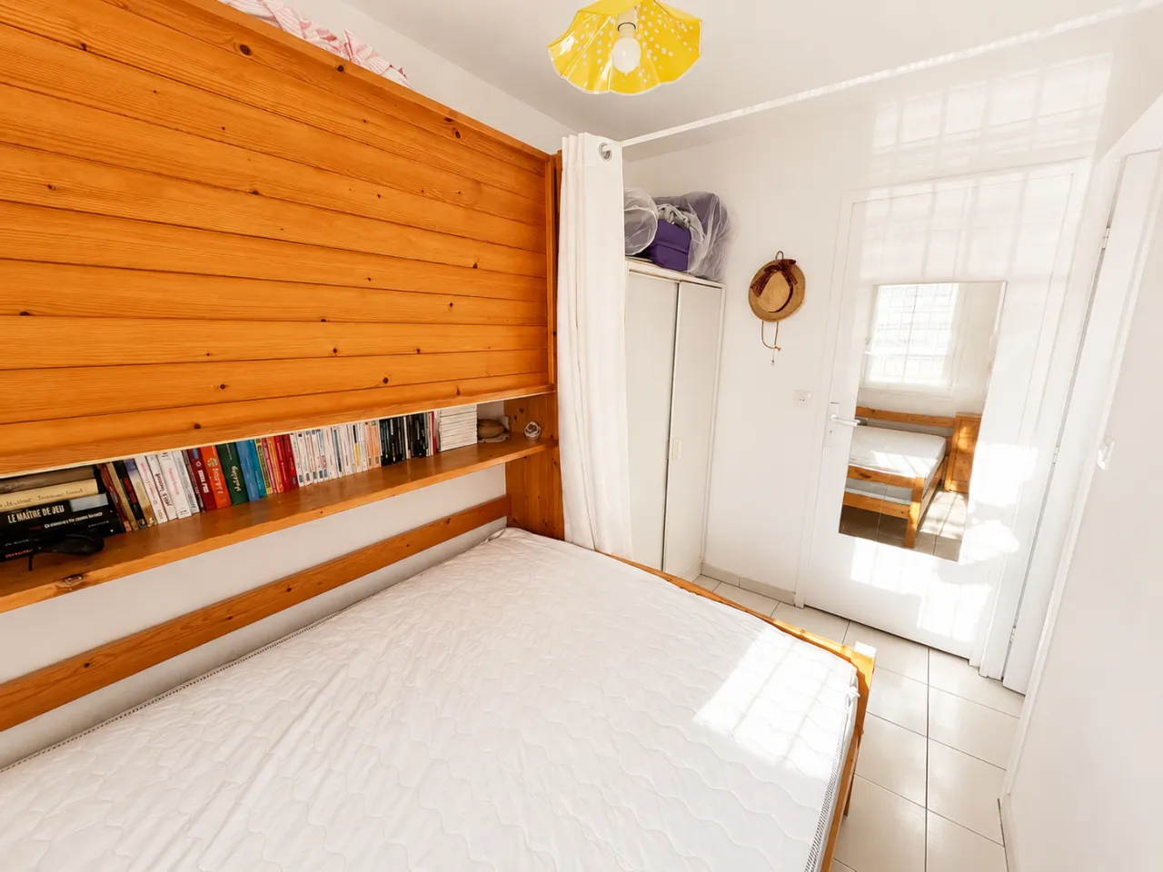 Chambre de l'appartement à Bormes-les-Mimosas avec rangements et coin lecture